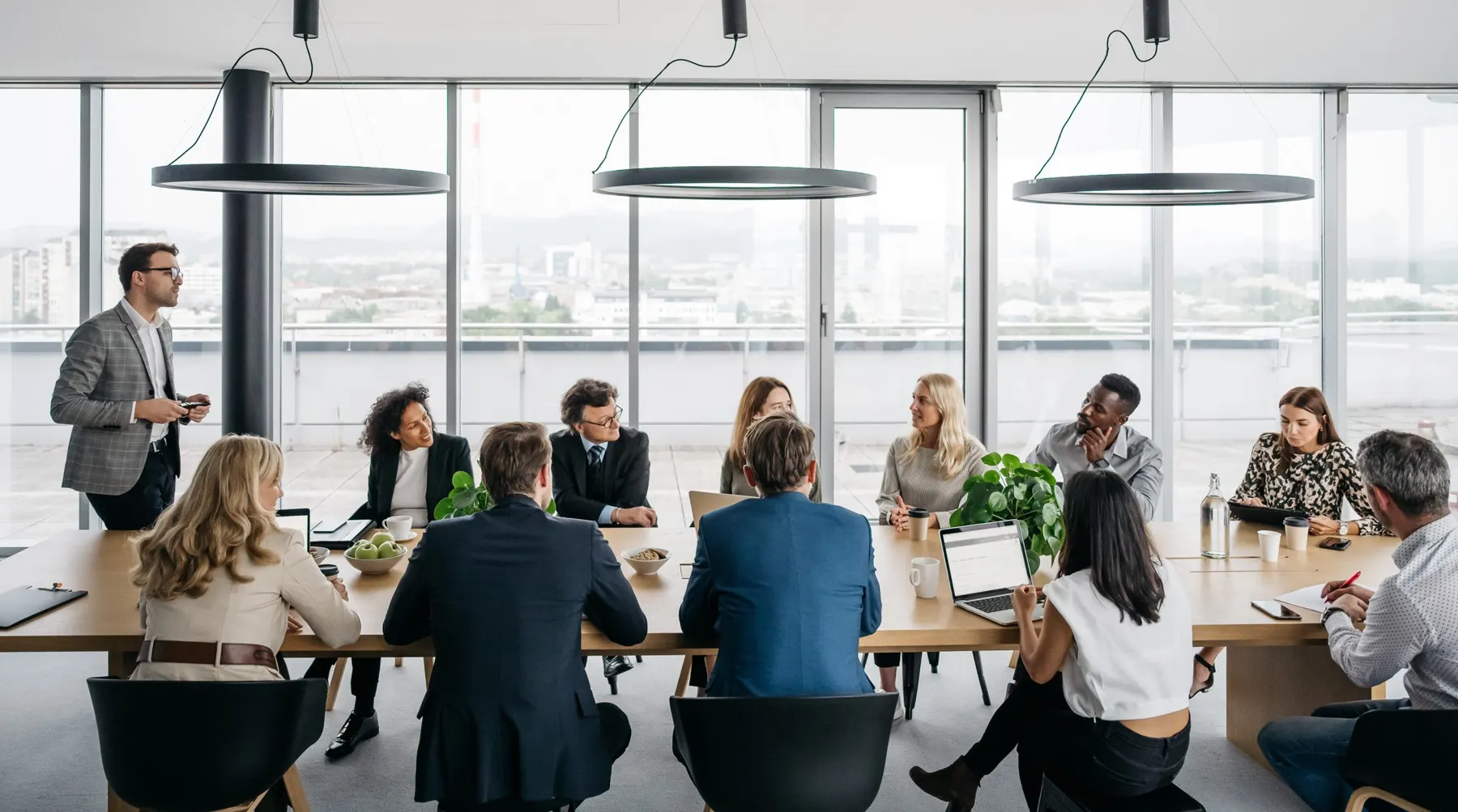 Une équipe réunie autour d'une table dans une salle lumineuse